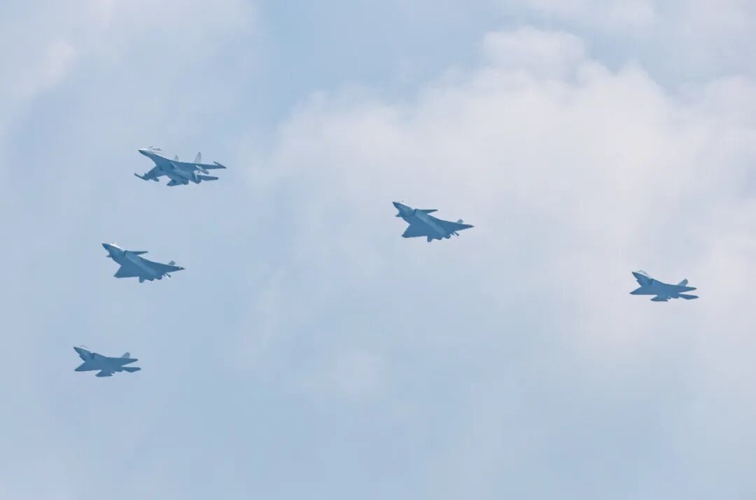 阅兵式上29型125架军机空中受阅，，航空应抢救援装备系统化生长和市场化应用新效果将在11月集中展示 新闻资讯 第13张